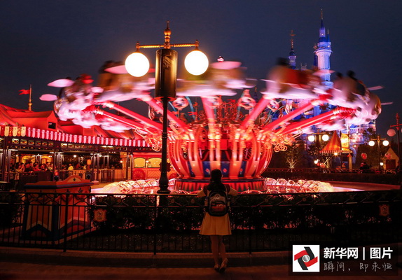 Mickey dans la nuit de Shanghai