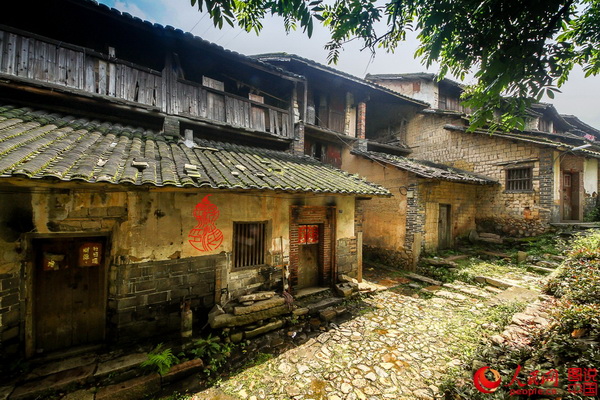 A la découverte du plus grand Tulou du monde