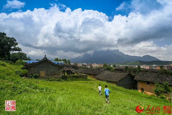 A la découverte du plus grand Tulou du monde