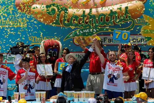 70 hot-dogs avalés en 10 minutes ! L'ancien champion Joey Chestnut reconquiert sa couronne