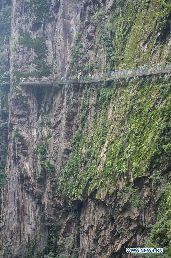 Chine : première passerelle en verre dans le Yunnan