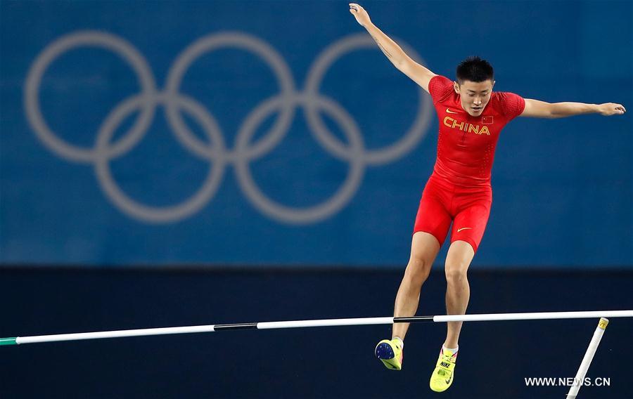 JO 2016 : Le Chinois Xue Changrui lors de la finale du saut à la perche hommes