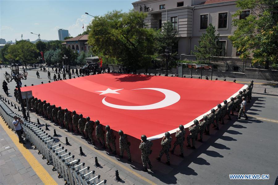 Turquie : défilé militaire pour la journée de la Victoire