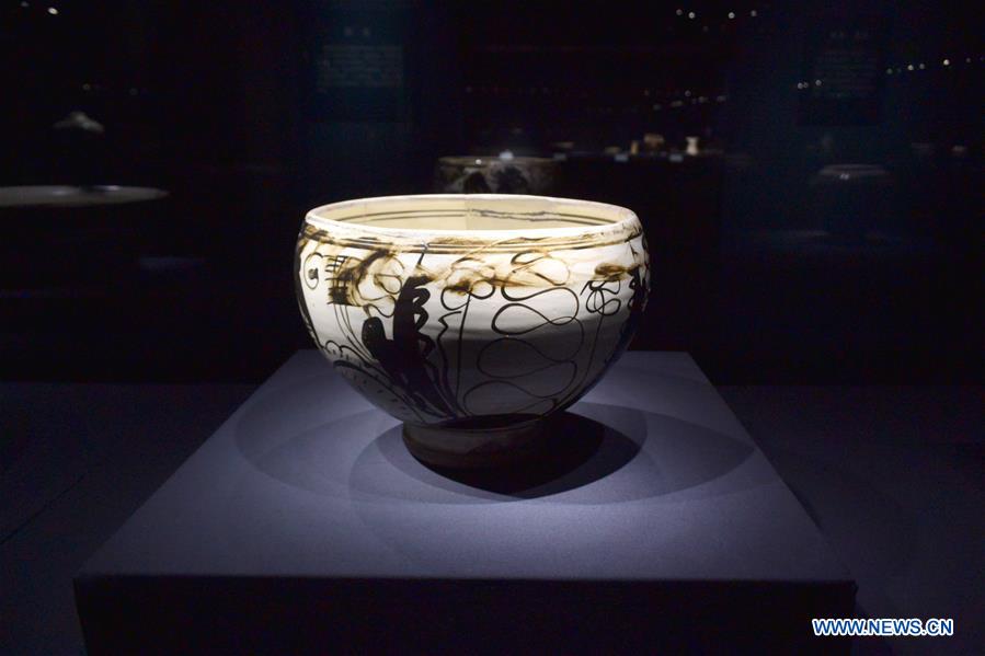 Exposition d'objets en porcelaine dans l'est de la Chine