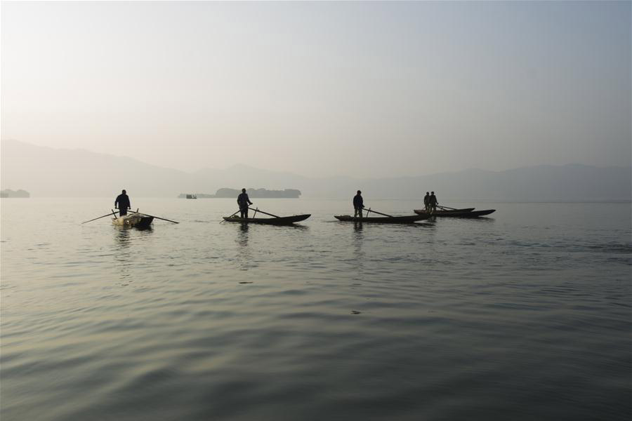 Début de la saison de la pêche sur le Lac aux Fées de Xinyu