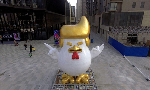 Nouvel An chinois : un coq géant à l'effigie de Trump