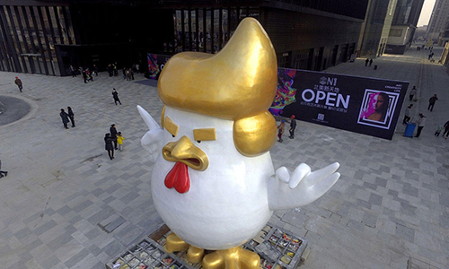 Nouvel An chinois : un coq géant à l'effigie de Trump