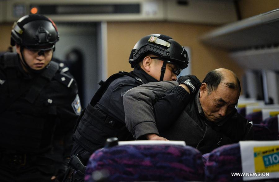 Chine : exercices de la police dans un train