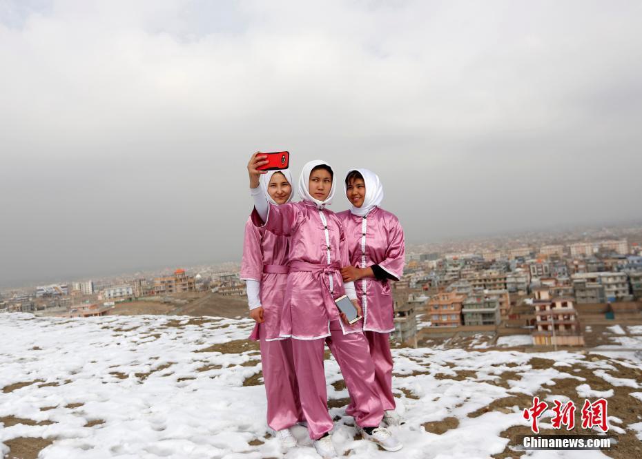 Afghanistan : des jeunes femmes adeptes du Kung Fu  