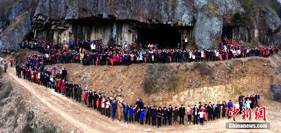 Plus de 500 personnes sur une spectaculaire photo de famille dans l'est de la Chine