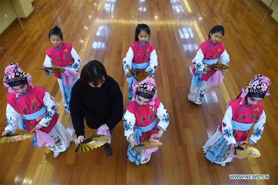 Des enfants jouent l'Opéra de Beijing à Hefei