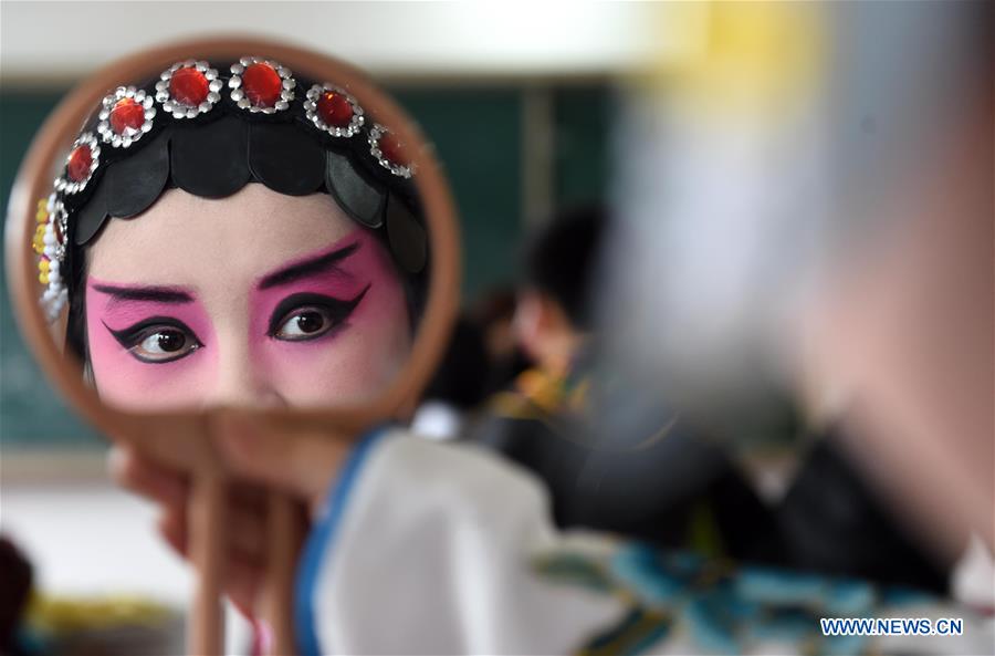 Des enfants jouent l'Opéra de Beijing à Hefei