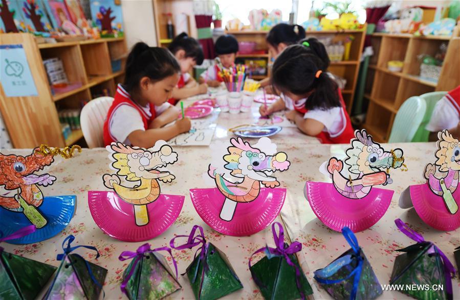 Les enfants se préparent pour le Festival du Bateau-Dragon