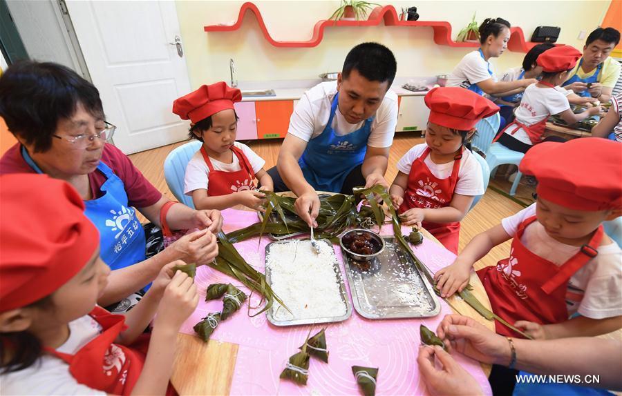 Les enfants se préparent pour le Festival du Bateau-Dragon