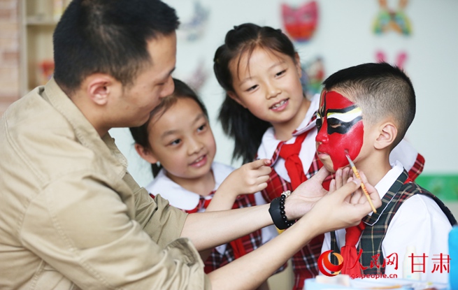 Les élèves des écoles découvrent les charmes de l'Opéra de Pékin à l'occasion de la Fête internationale de l'enfance