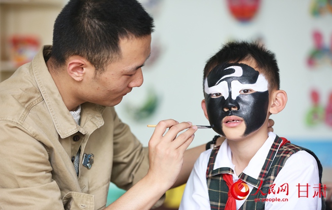 Les élèves des écoles découvrent les charmes de l'Opéra de Pékin à l'occasion de la Fête internationale de l'enfance