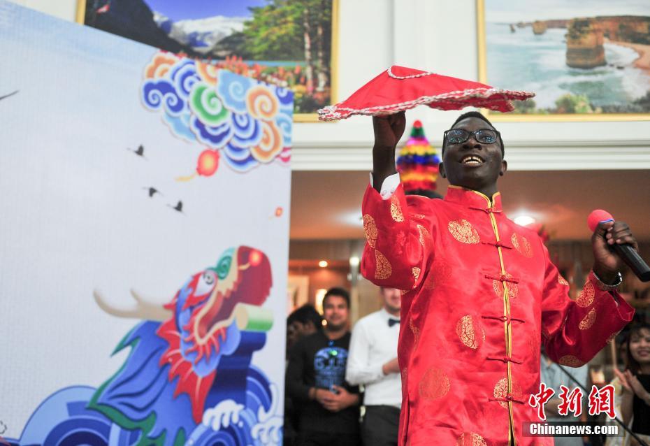 Un Africain adepte de l'opéra folklorique chinois