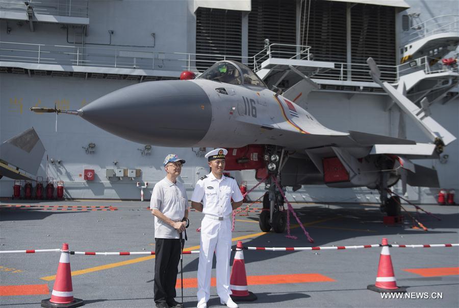 Grande première pour le porte-avions Liaoning à Hong Kong