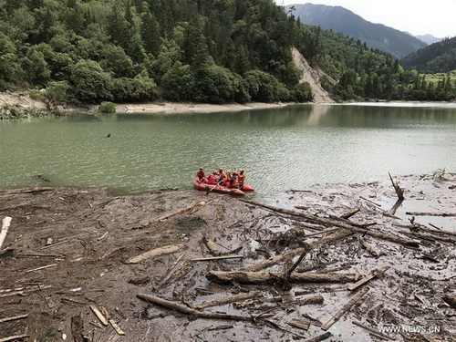 Chine : secours post-séisme à Jiuzhaigou