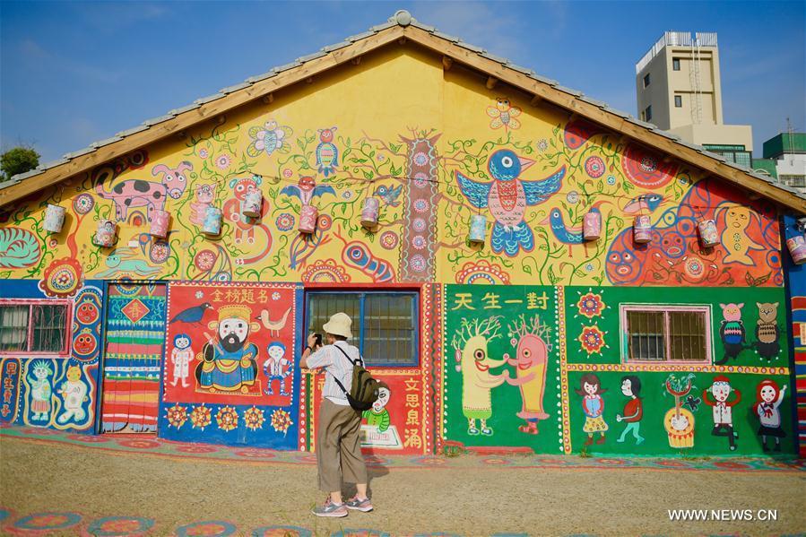 Un nonagénaire chinois et son village arc-en-ciel