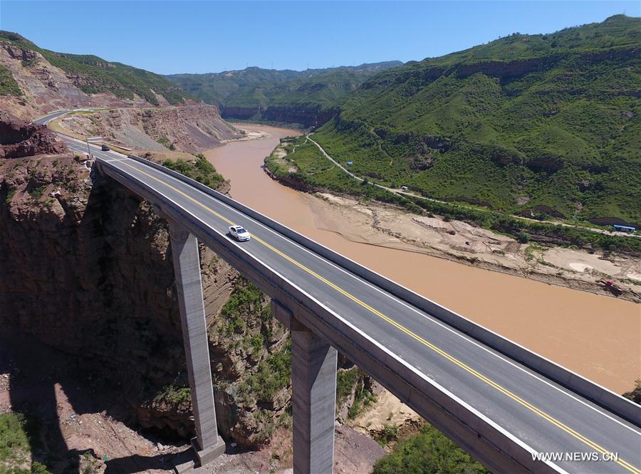 Une nouvelle autoroute le long du fleuve Jaune