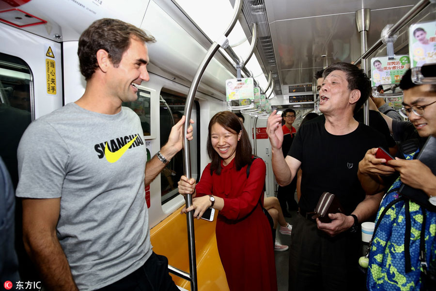 Roger Federer prend le métro à Shanghai pour aller aux Rolex Masters