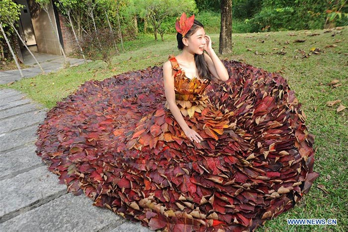 Une robe faite de feuilles d'automne dans le Guangdong 