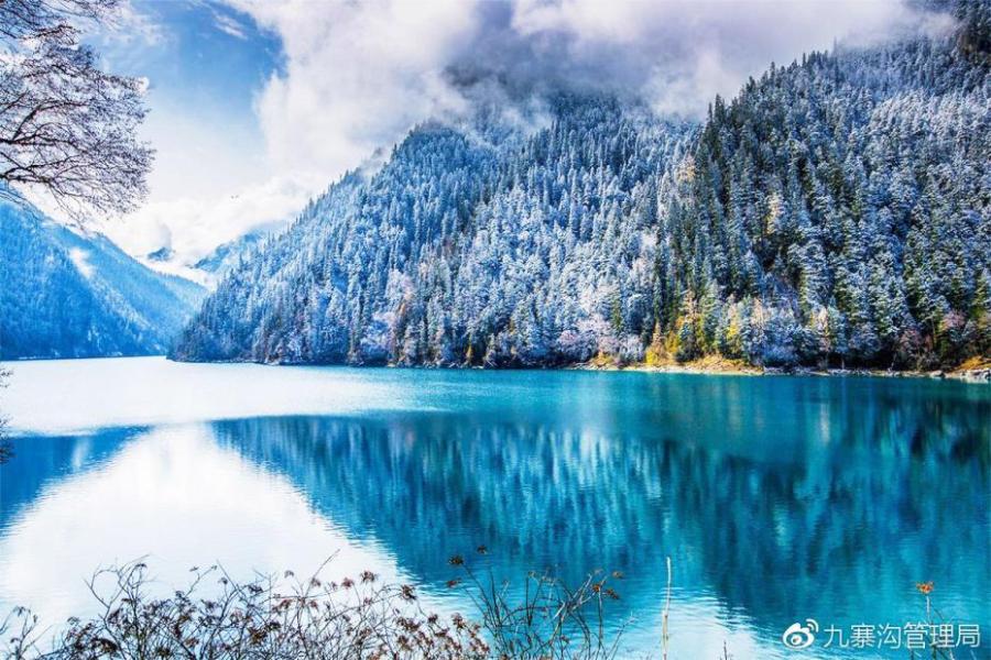 La magie de la vallée de Jiuzhaigou sous la neige