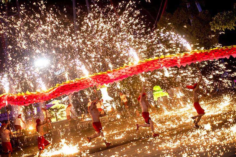 Une superbe danse du dragon de feu dans le centre de la Chine