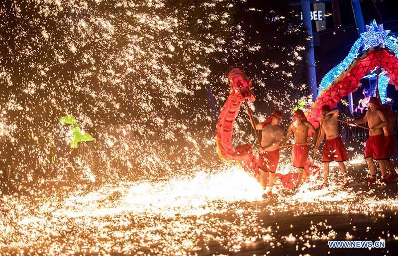 Une superbe danse du dragon de feu dans le centre de la Chine