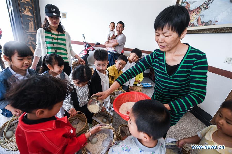 Les célébrations du ? Lixia ? dans la vieille ville de Tangqi