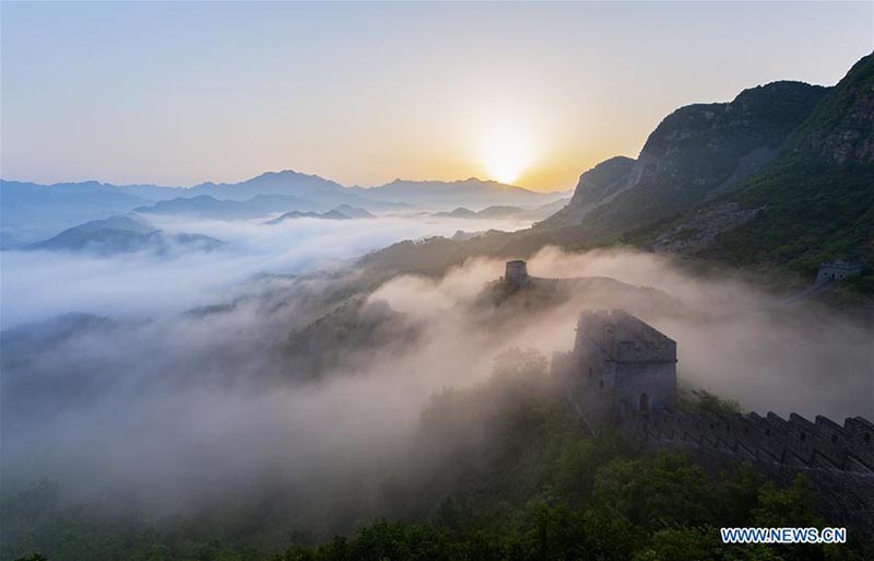 La Grande Muraille de Huangyaguan dans une mer de nuages