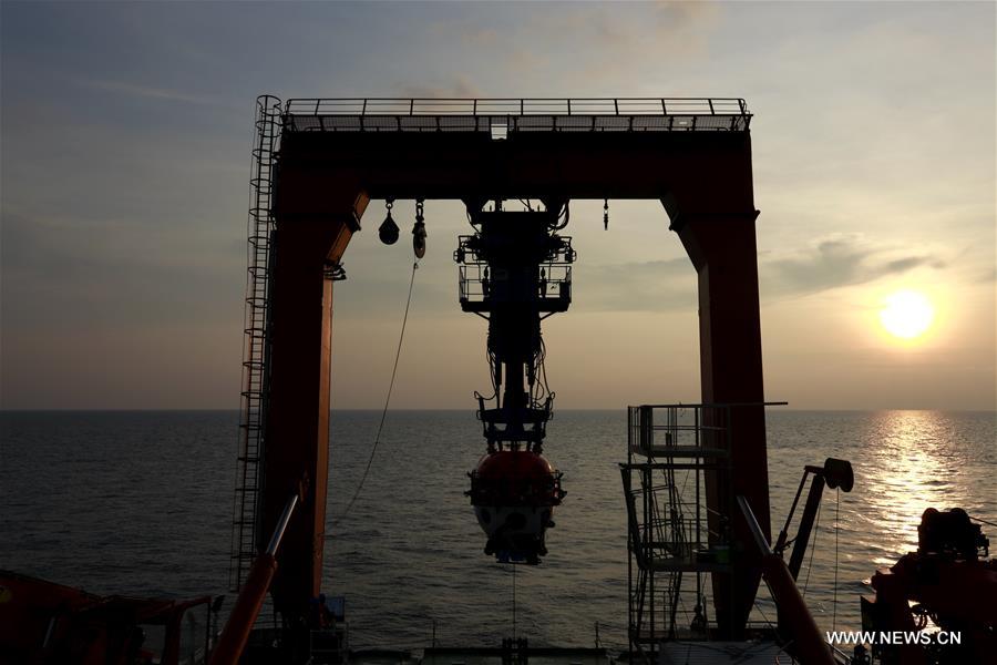 Plongée nocturne d'un submersible chinois habité en mer de Chine méridionale