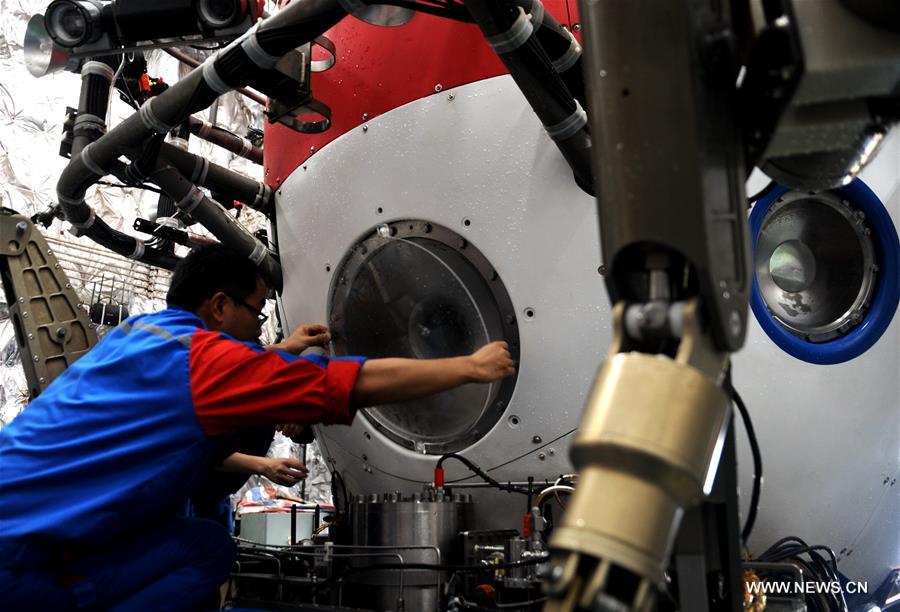 Plongée nocturne d'un submersible chinois habité en mer de Chine méridionale