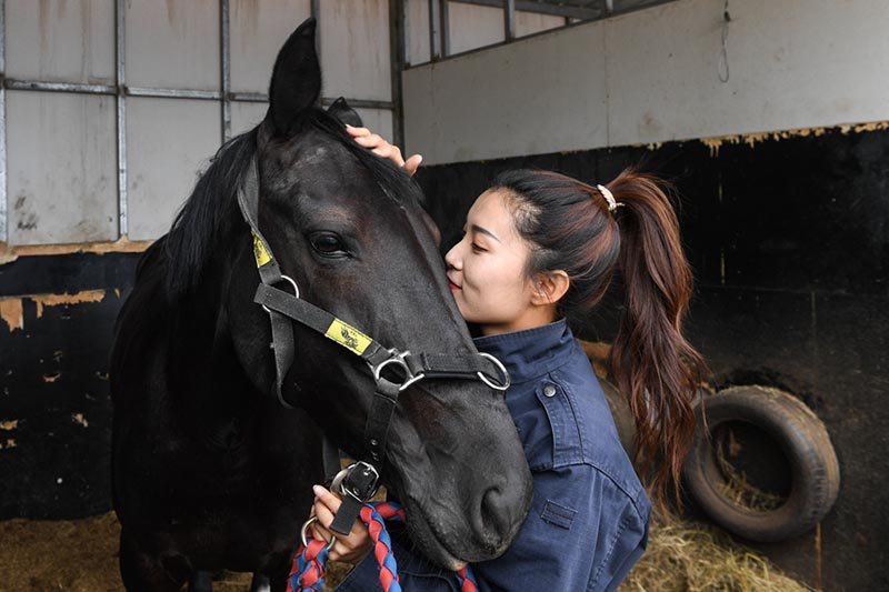 En Mongolie-Intérieure, les cavalières de la police montée en patrouille