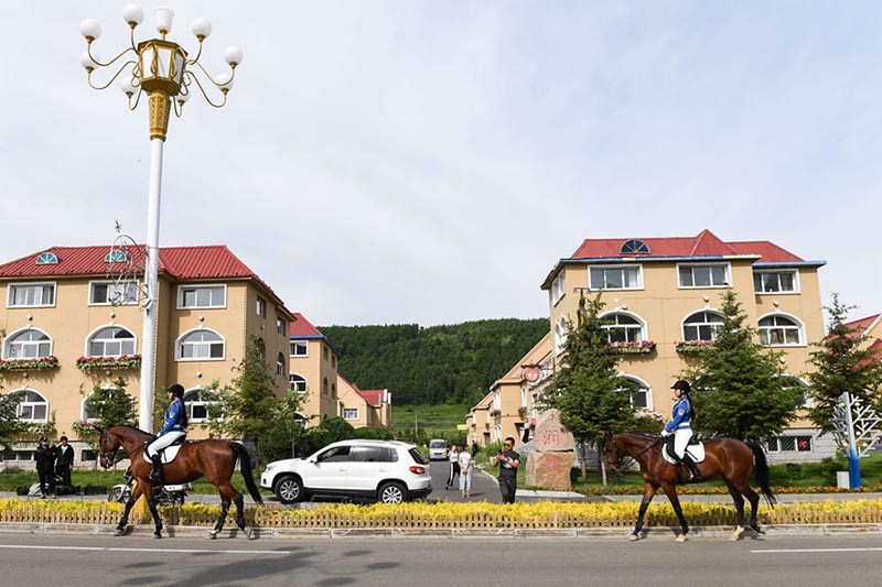 En Mongolie-Intérieure, les cavalières de la police montée en patrouille