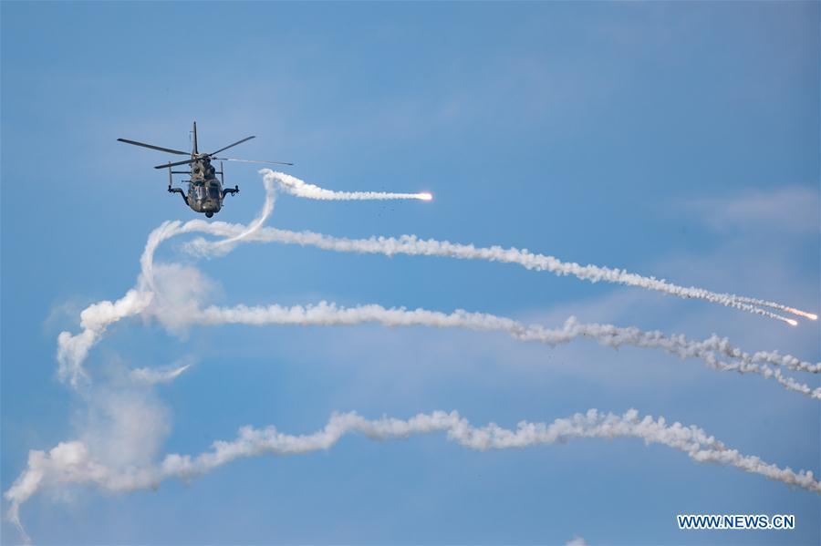 Des performances formidables lors de la journée d'ouverture de l'Université d'aviation des Forces aériennes chinoises