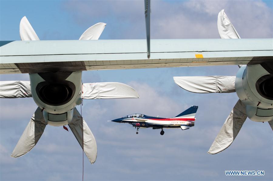 Des performances formidables lors de la journée d'ouverture de l'Université d'aviation des Forces aériennes chinoises