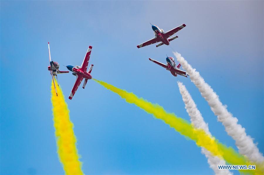 Des performances formidables lors de la journée d'ouverture de l'Université d'aviation des Forces aériennes chinoises