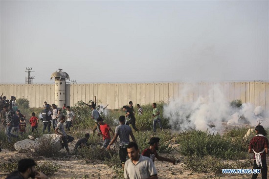 Des centaines de manifestants palestiniens défilent dans le nord de Gaza pour protester contre les réductions d'aide américaine