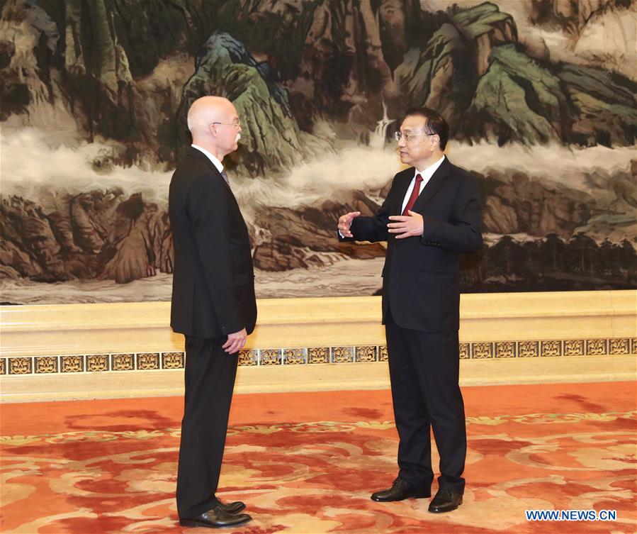 Le PM chinois rencontre de nouveaux ambassadeurs étrangers à la veille de la Fête nationale