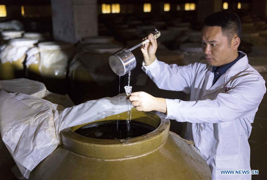 Guizhou : à la découverte d'une distillerie du Maotai, liqueur nationale de Chine