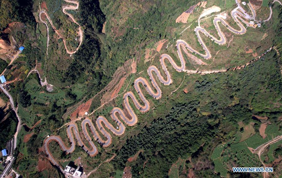 Un paysage de route de montagne sinueuse dans le Yunnan