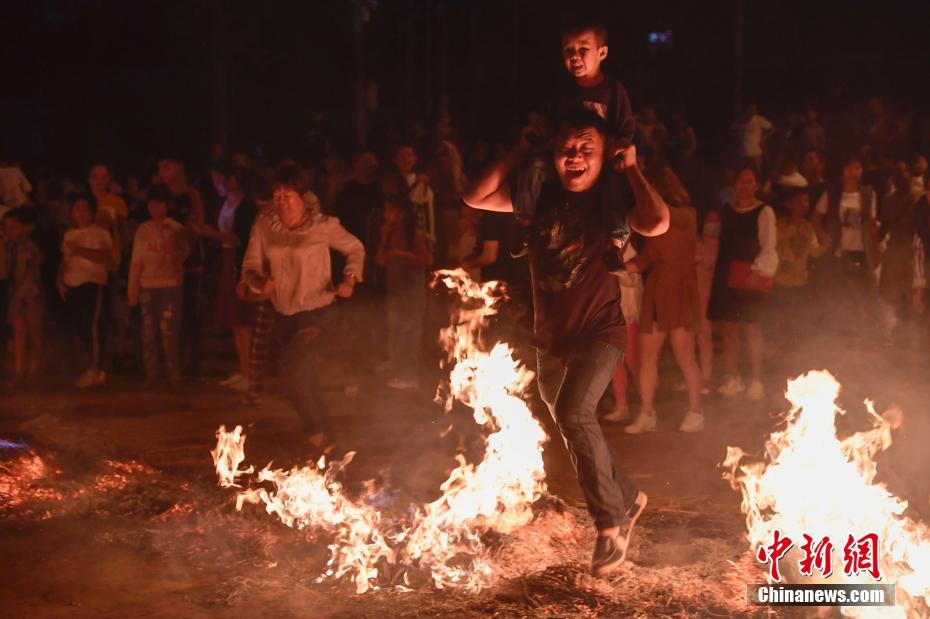 Haikou : célébration de la Fête des Lanternes par la traversée d'une mer de feu