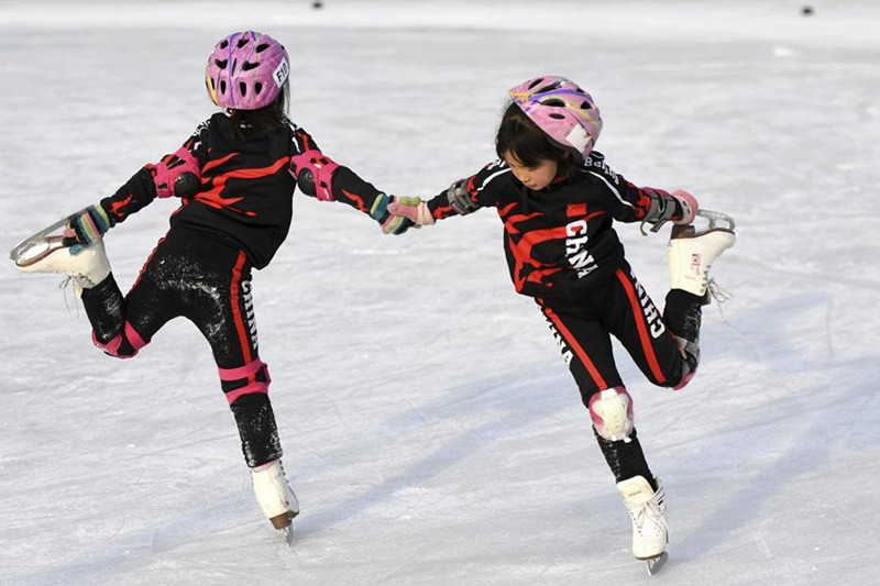 Apprendre le patinage aux jeunes élèves, une mission cool