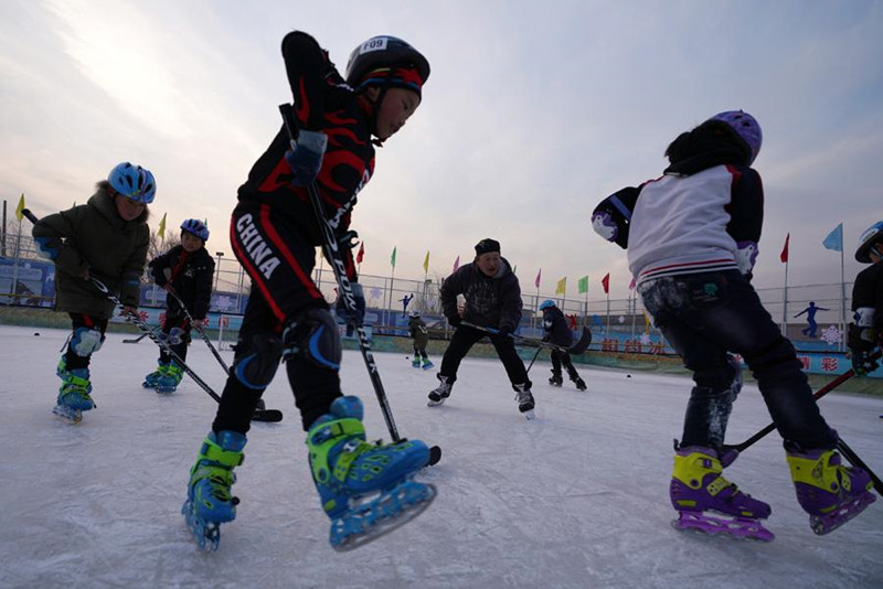 Apprendre le patinage aux jeunes élèves, une mission cool