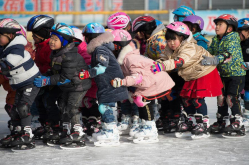 Apprendre le patinage aux jeunes élèves, une mission cool