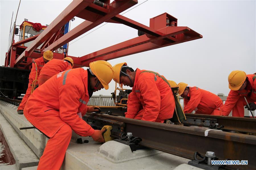 Chine : pose des rails du chemin de fer à grande vitesse Shangqiu-Hefei-Hangzhou