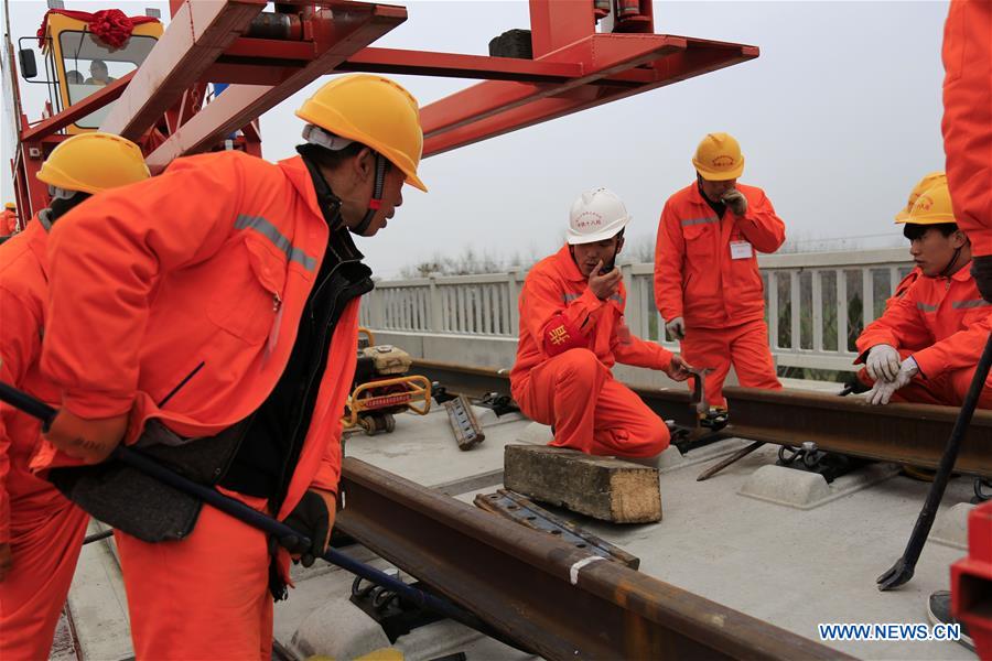 Chine : pose des rails du chemin de fer à grande vitesse Shangqiu-Hefei-Hangzhou