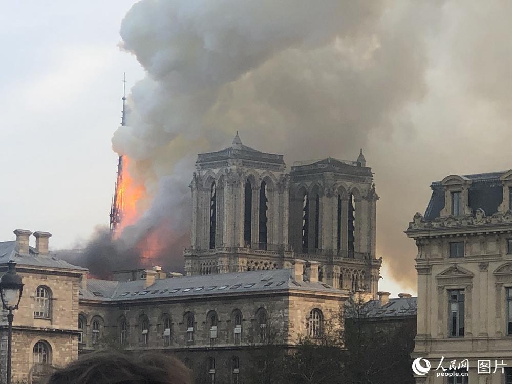 Incendie de Notre Dame de Paris : Quasimodo pleure